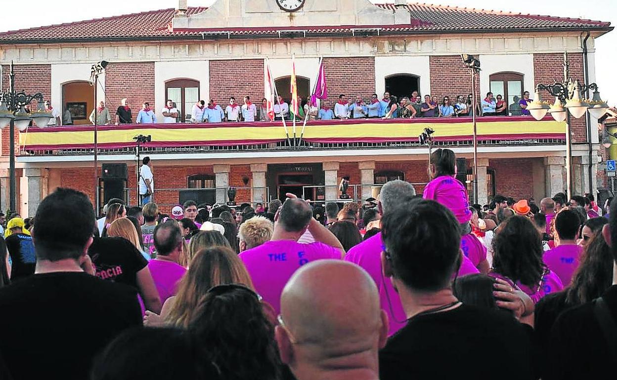 El pregonero se dirige a los asistentes en la Plaza Mayor.