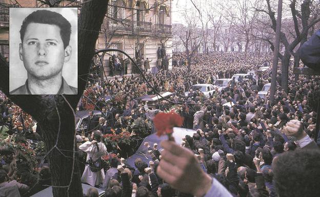 Carlos García Juliá, en la foto de la ficha policial tras la matanza de atocha en 1977, y sepelio de los abogados laboralistas asesinados.