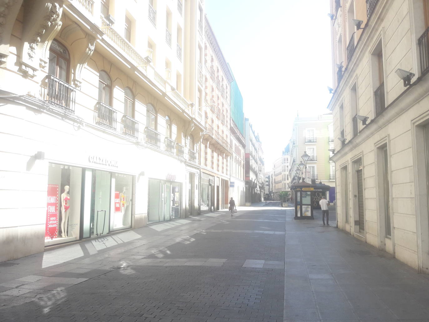 Imagen principal - Imágenes del centro de Valladolid esta mañana del 15 de agosto. 