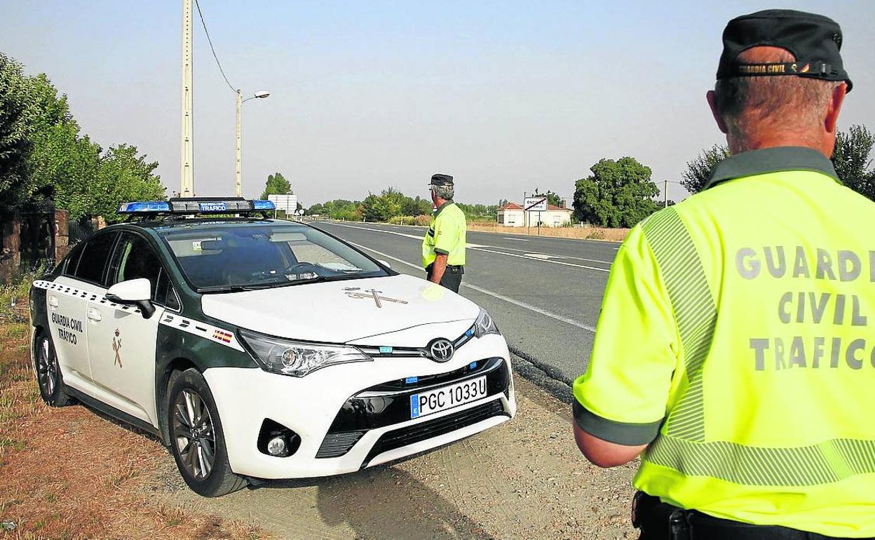 Agentes de la Guardia Civil realizan un control en una carretera de la provincia salmantina.