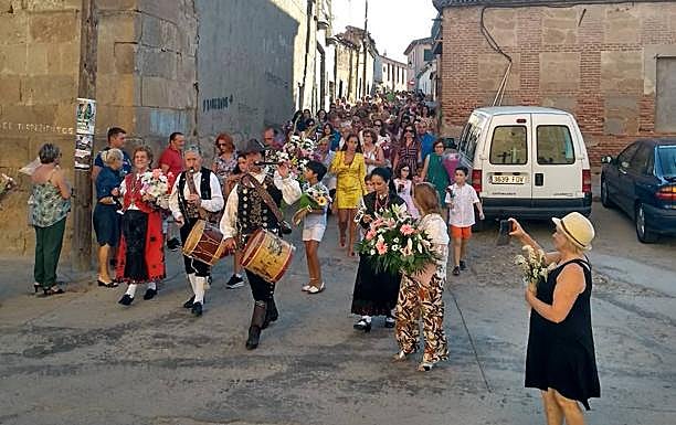 Pasacalles por las calles de Cantalpino, que congregó a numerosas personas. 