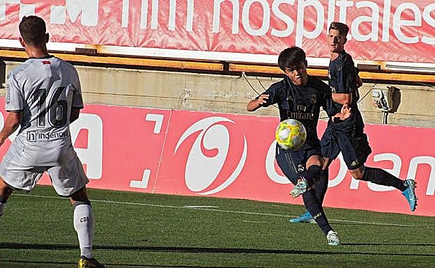 Kubo coloca un centro al área leonesa. 