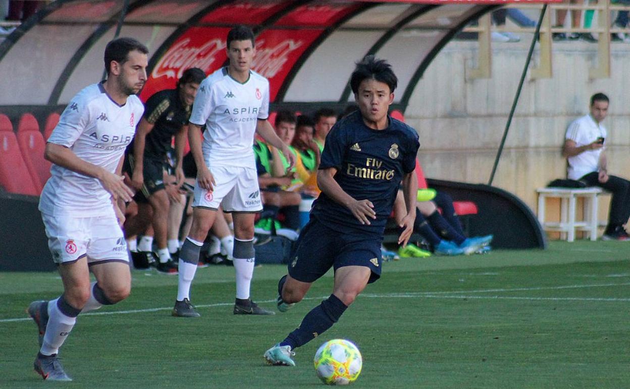 Kubo, en una jugada en el estadio leonés con el Real Madrid Castilla. 