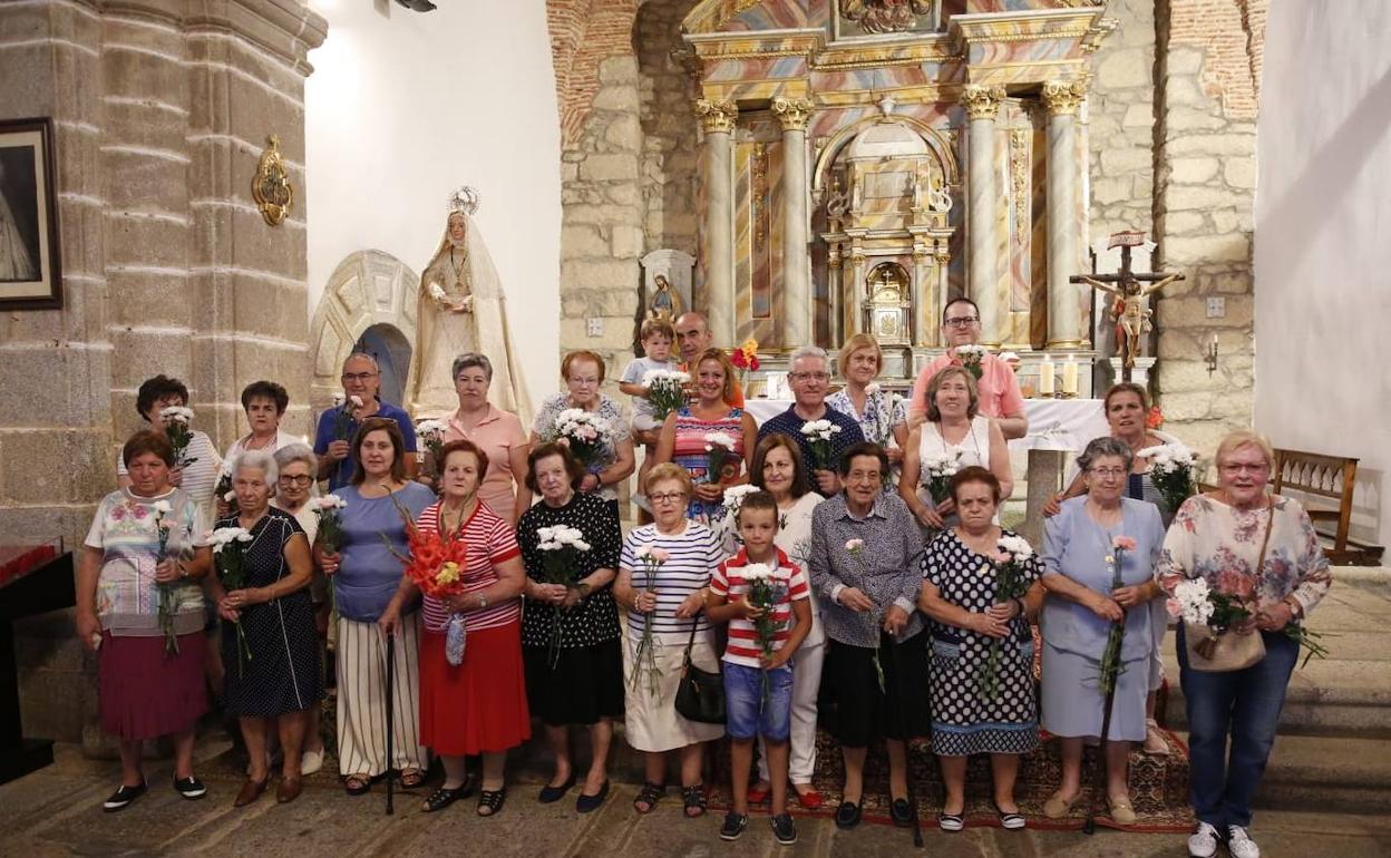 Homenaje a la Virgen. Un momento de la ofrenda floral en Sorihuela