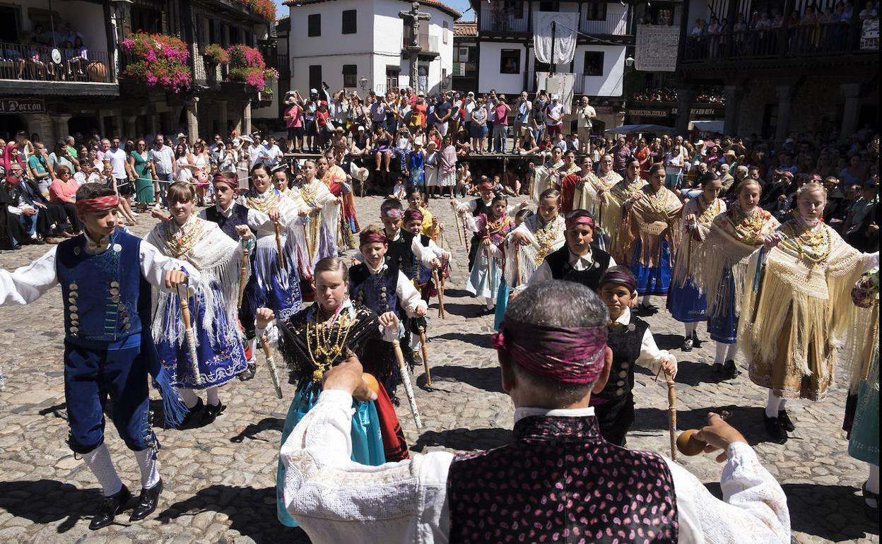 El baile y los trajes despertaron la admiración del publico que acudió a La Alberca. 