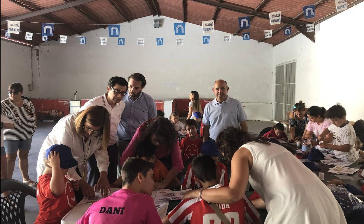 Ángeles Armisén y Juan Antonio Obispo, durante el desarrollo de un taller en Pedraza de Campos. 