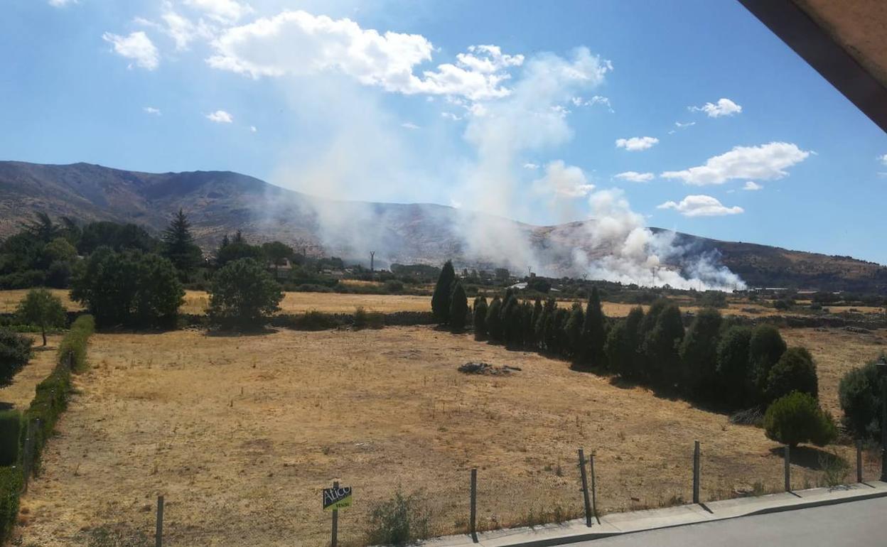 Columna de humo en el lugar del incendio. 