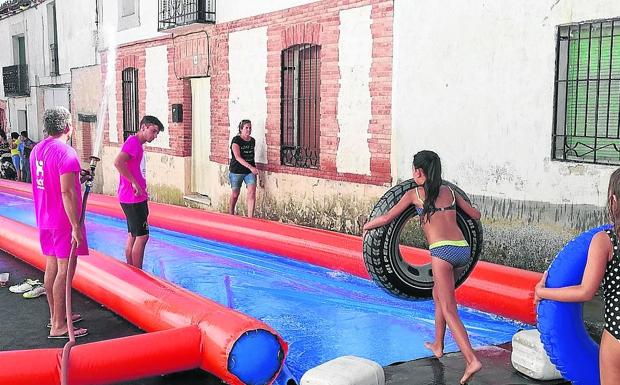 Juegos de agua celebrados en la localidad de Wamba.