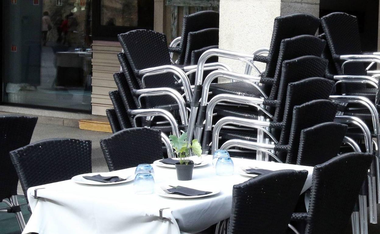 Terrazas apiladas en una calle de segovia. 