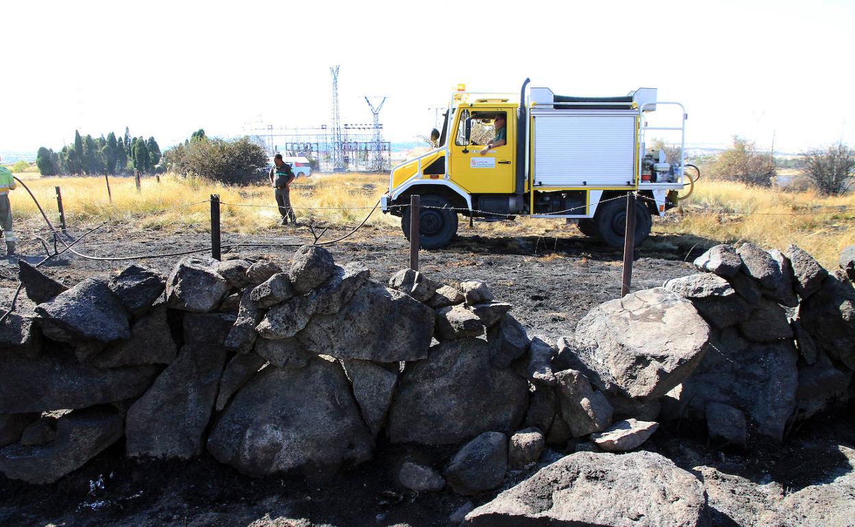 Los equipos de extinción, en la zona donde se declaró el fuego.