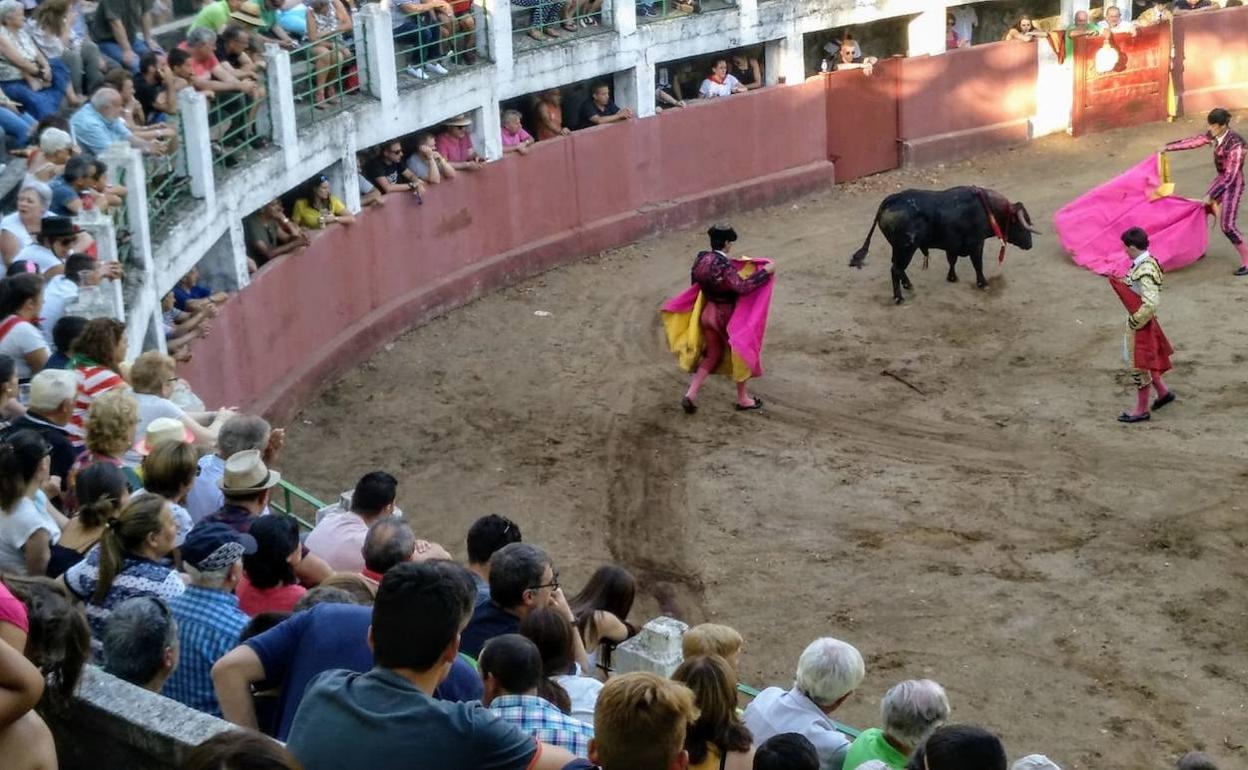 Juan Pérez Marciel toreando en la plaza de Sequeros.