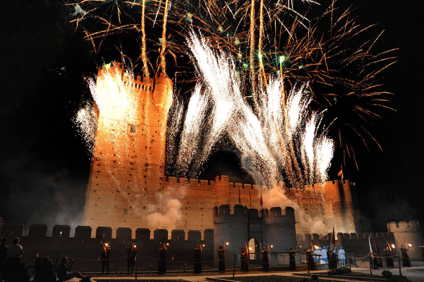 La Villa de las Ferias volvió a evocar uno de los capítulos históricos más relevantes de su época dorada con la recreación de la Quema de Medina, uno de los espectáculos más destacados de la Feria Renacentista Imperiales y Comuneros. 