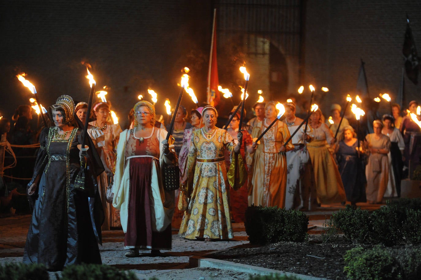 La Villa de las Ferias volvió a evocar uno de los capítulos históricos más relevantes de su época dorada con la recreación de la Quema de Medina, uno de los espectáculos más destacados de la Feria Renacentista Imperiales y Comuneros. 