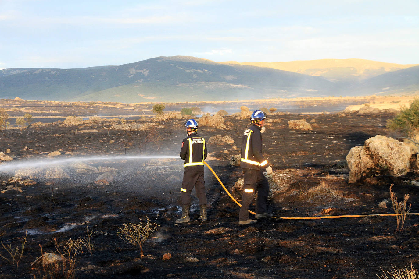Fotos: Incendio de pastos en Torrecaballeros