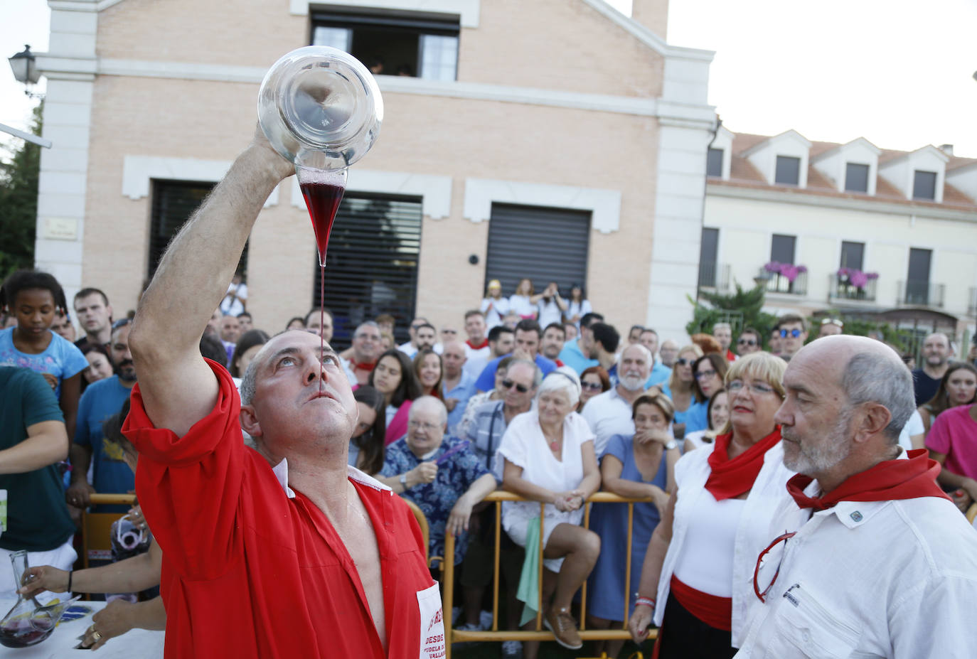 Fotos: Concurso de habilidad con el porrón en Tudela