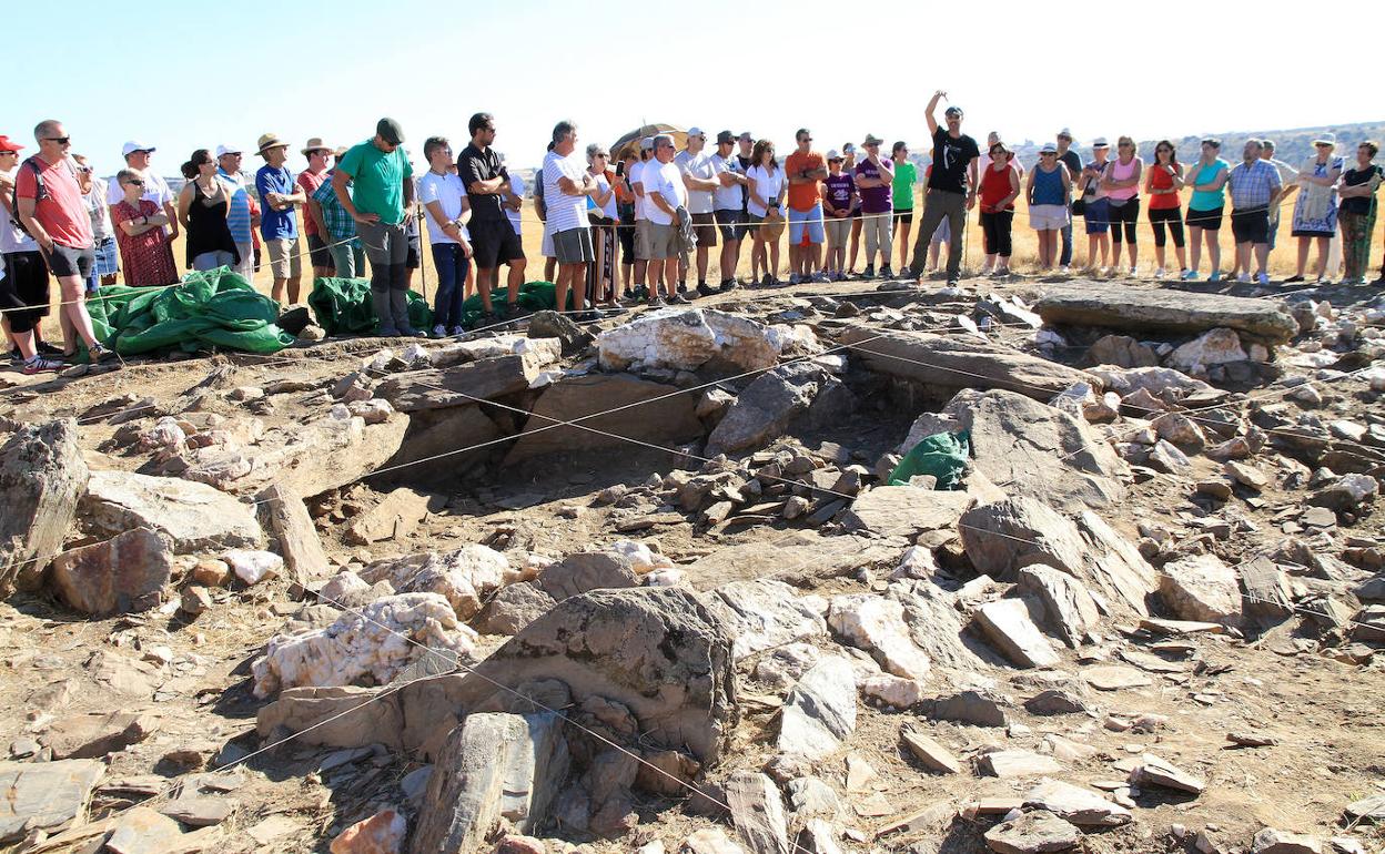 t Vista general del yacimiento del Dolmen de Santa Inés con los participantes en la visita guiada por Raúl Martín. 