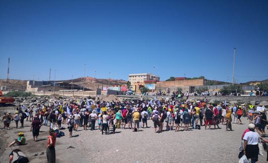 Protesta de los participantes en la caravana.