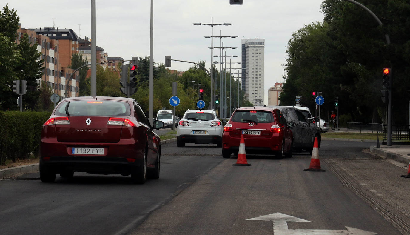 Corte de un carril por arreglo de la calzada y atasco en la Avenida Salamanca.