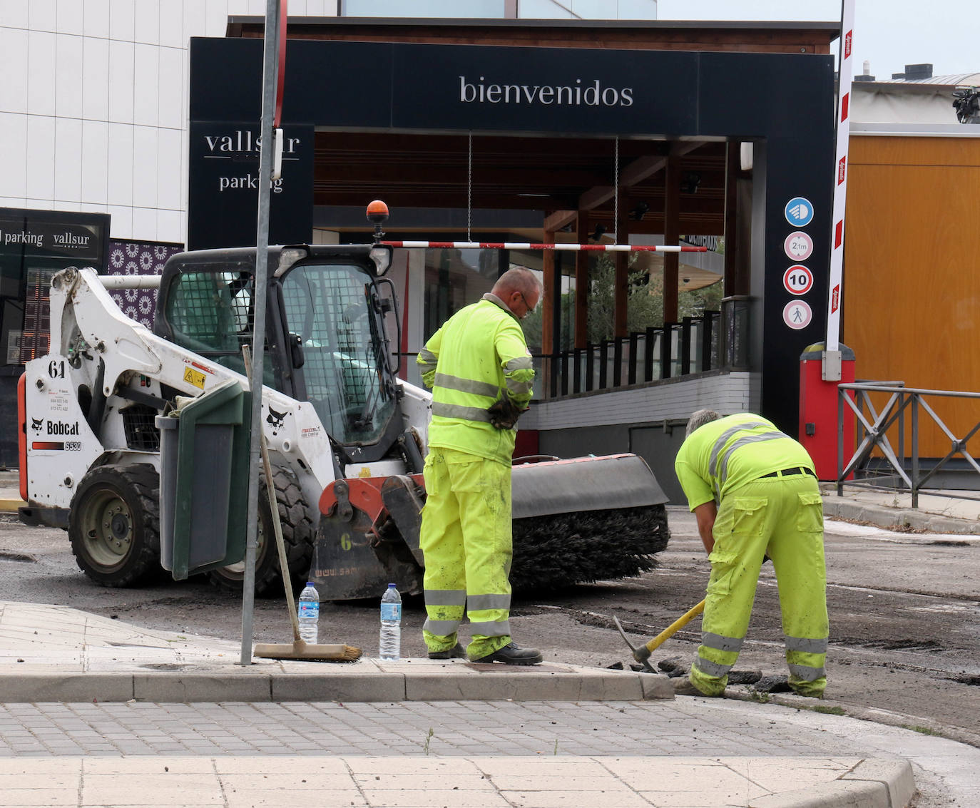 Corte de un carril por arreglo de la calzada en el Camino Viejo de Simancas con Avenida Zamora.