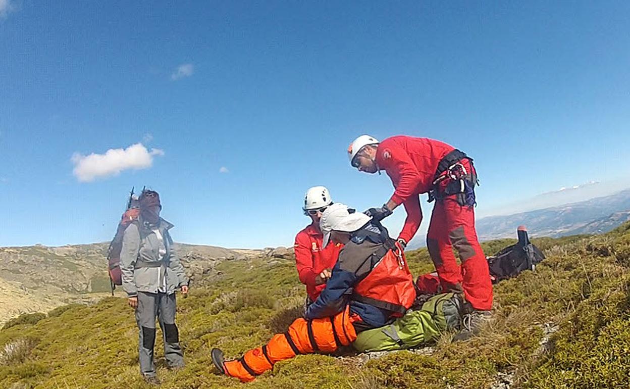 Imagen del rescate de un montañero en una montaña de la región.