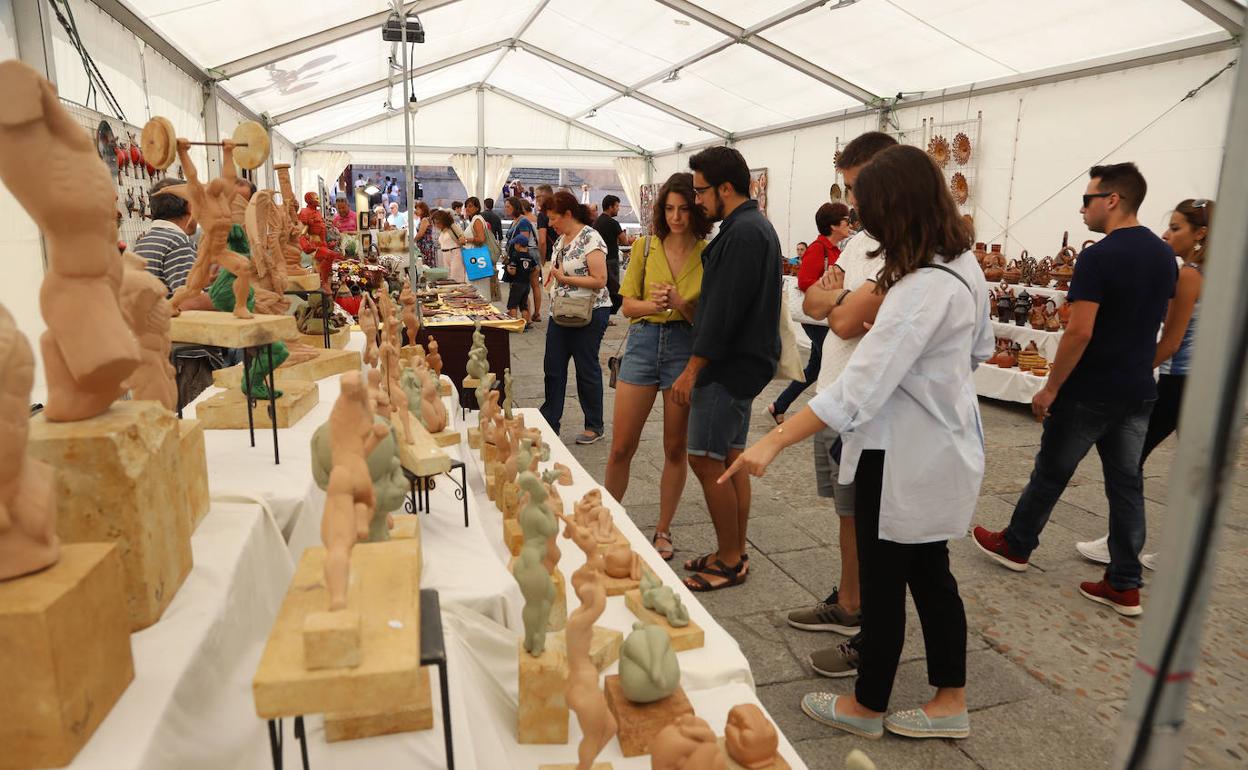 La variedad de productos, una de las características de la Feria del Barro.