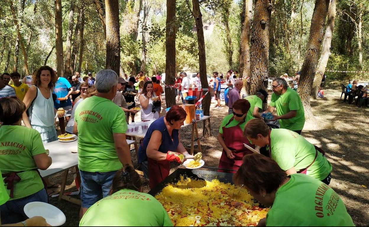 Paellada por las fiestas de San Bartolomé.