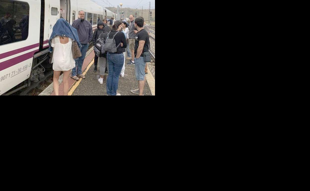 Los viajeros, detenidos en la estación de Busdongo.