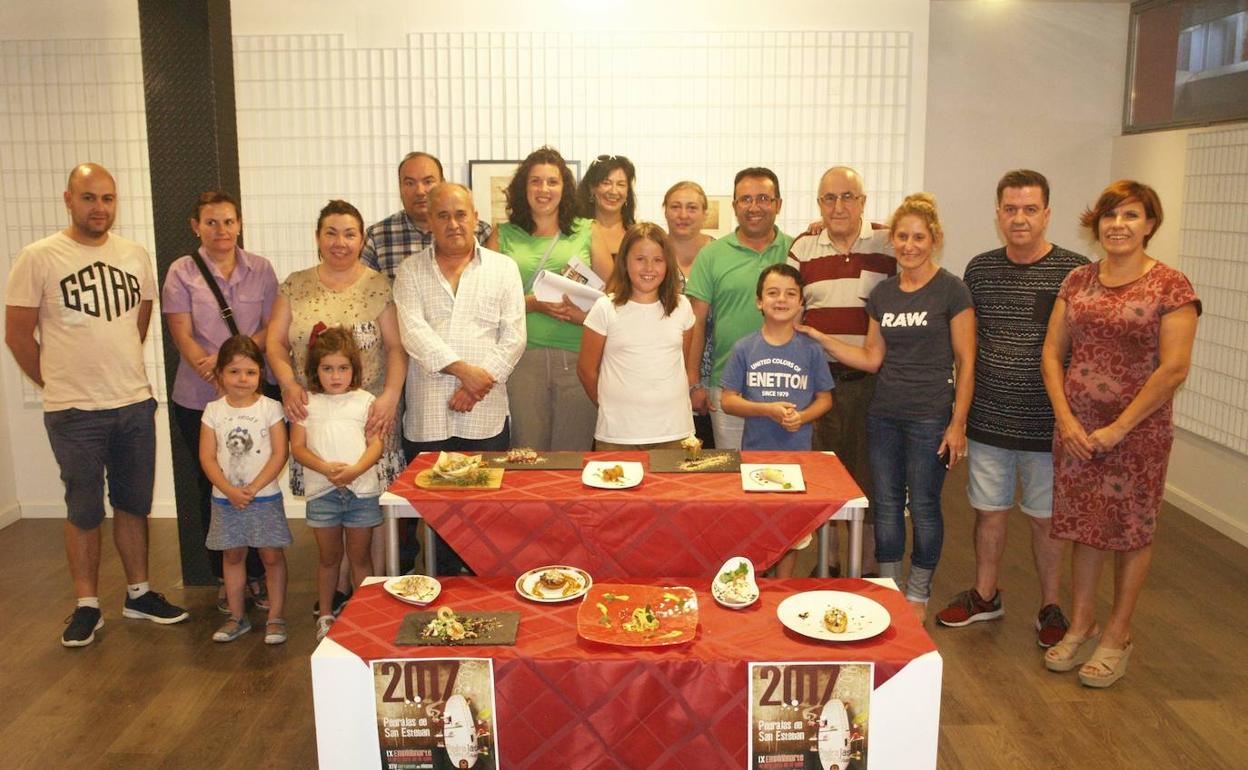 Hosteleros que participaron en el concurso de pinchos celebrado en Pedrajas de San Esteban hace dos años.