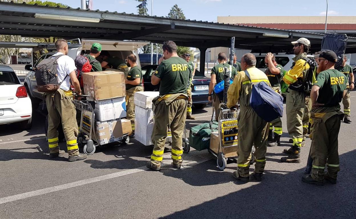 Los Bomberos a su llegada a Barajas. 