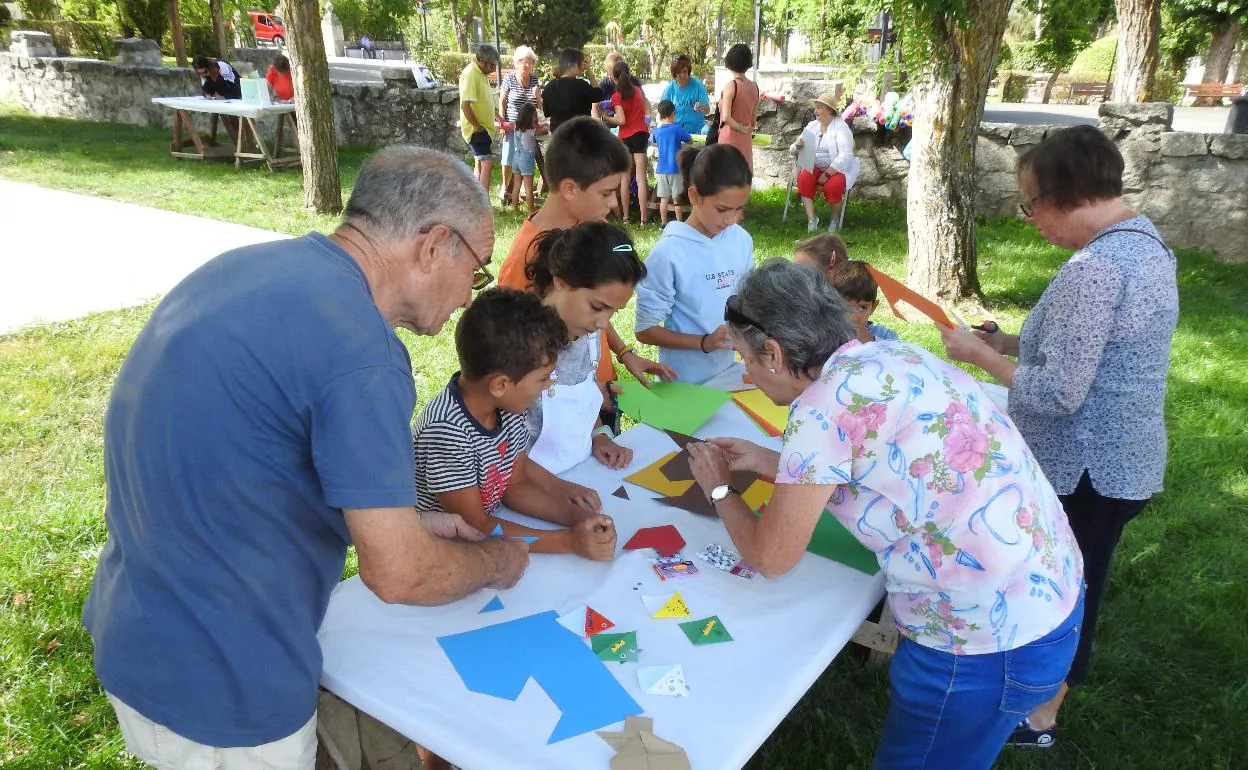 Niños y adultos participan en uno de los talleres. 