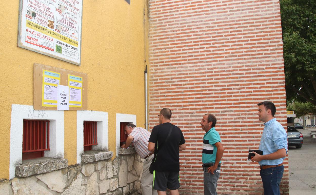 Fraile, en la cola para adquirir su abono. 