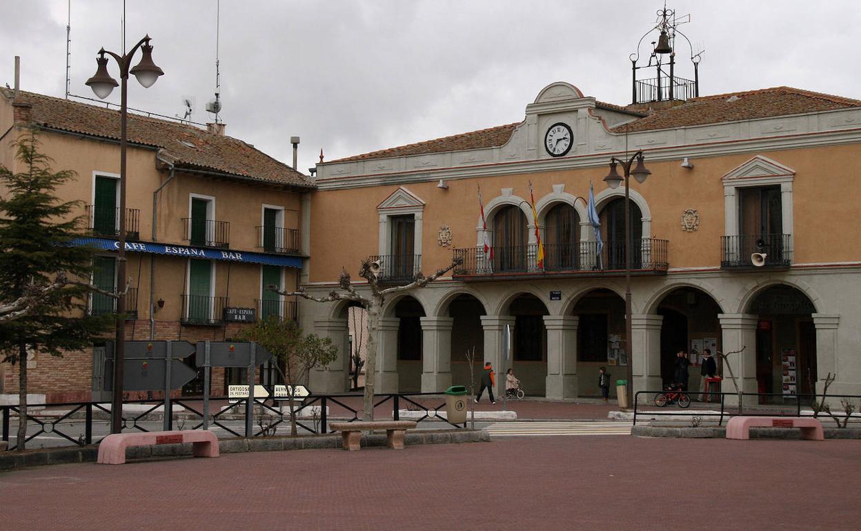 Fachada del Ayuntamiento en la travesía de la CL-6905 en Santa María la Real de Nieva.