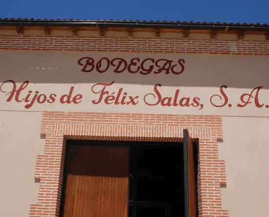 Exterior de la bodega 'Hijos de Félix Salas' de Corcos del Valle