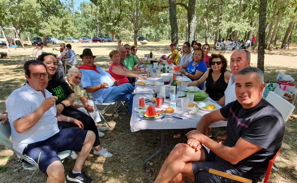 Los vecinos disfrutaron con la comida de hermandad.