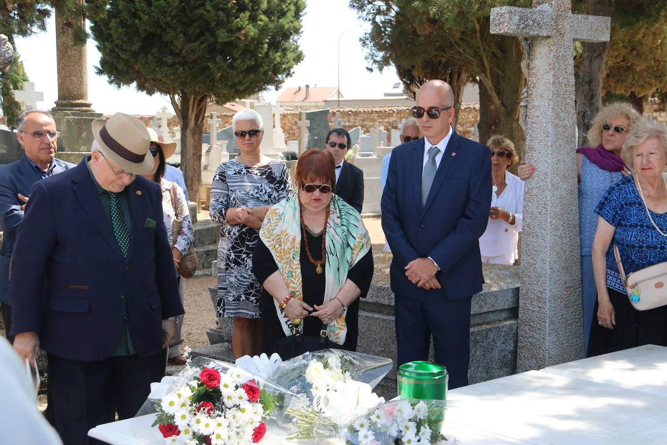 Fotos: Las cenizas de Leopoldo Panero descansan en el cementerio de Astorga