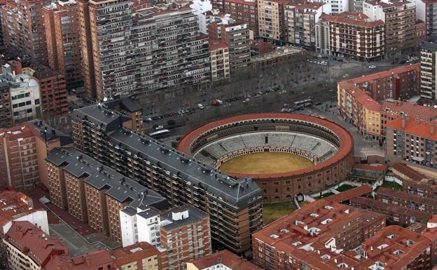 La plaza de toros de Valladolid y su entorno en una imágen aérea. 