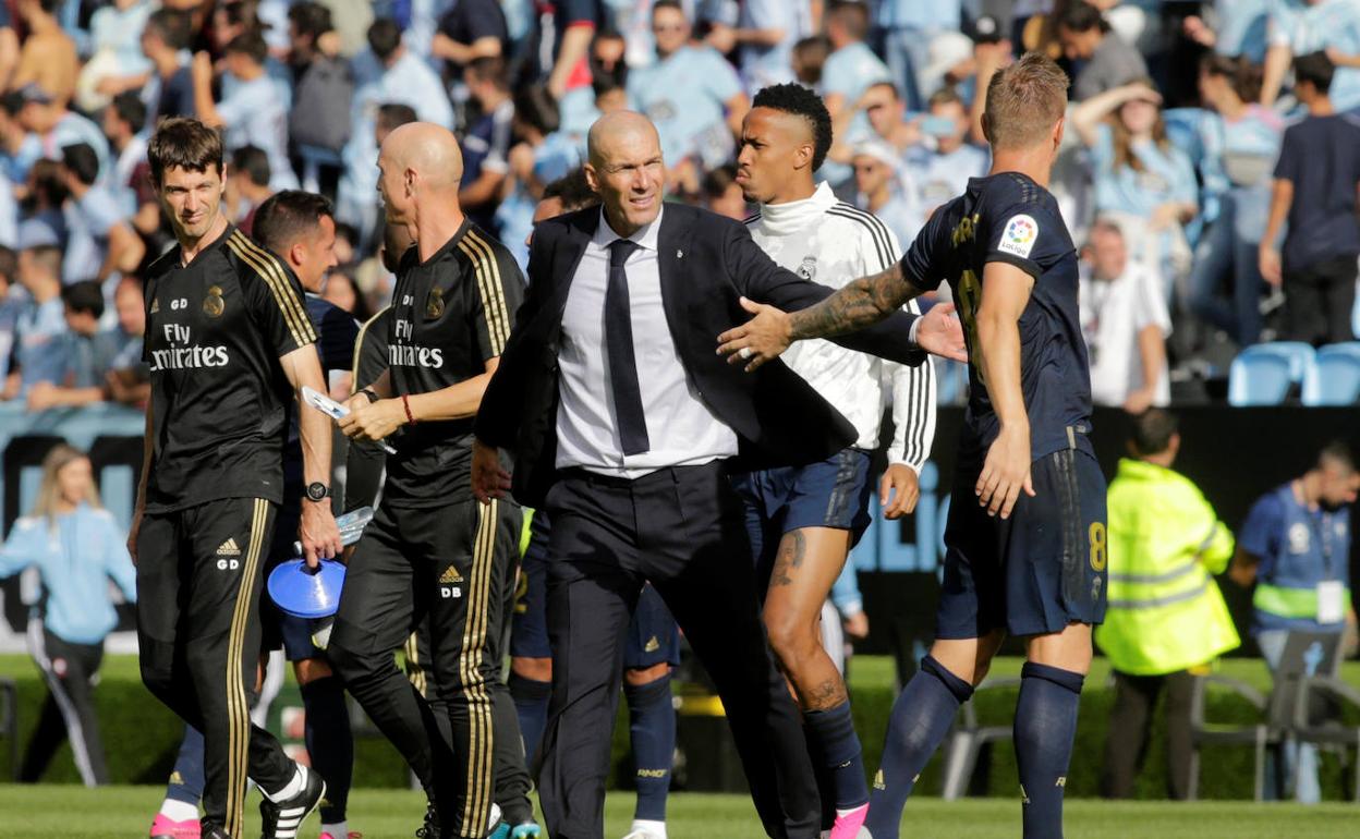 Zidane felicita a Kroos tras el triunfo ante el Celta. 