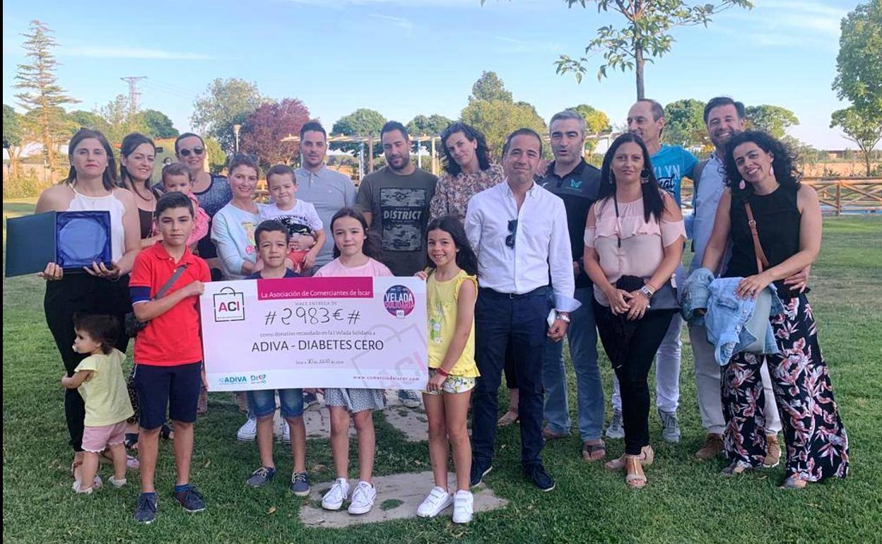 Directivos de la Asociación de Comerciantes de Íscar con representantes de Diabetes Cero. 