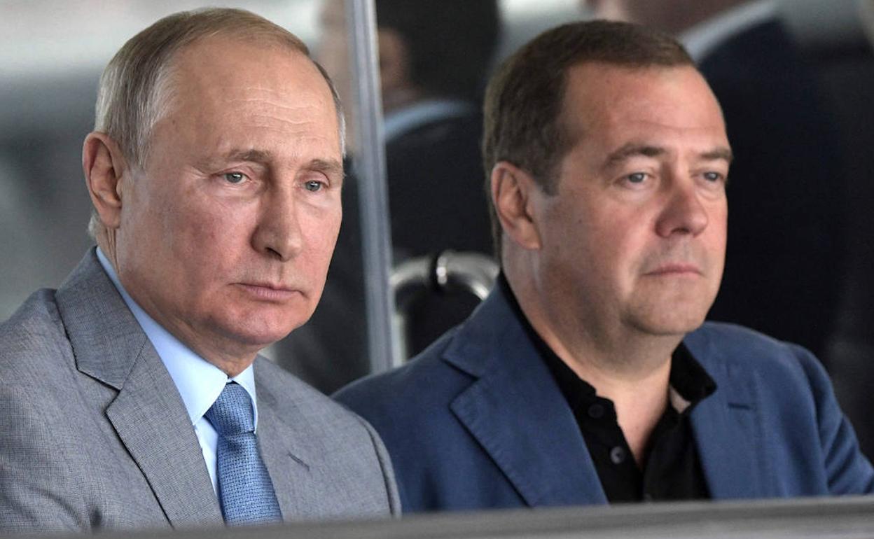 Putin (i) y Medvedev. 