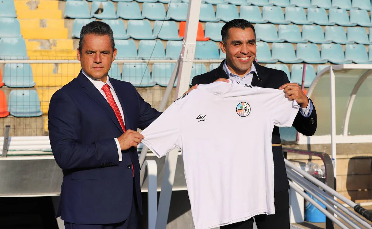 Marco Antonio Rodríguez junto a Ulises Zurita, durante su presentación en el Helmántico.