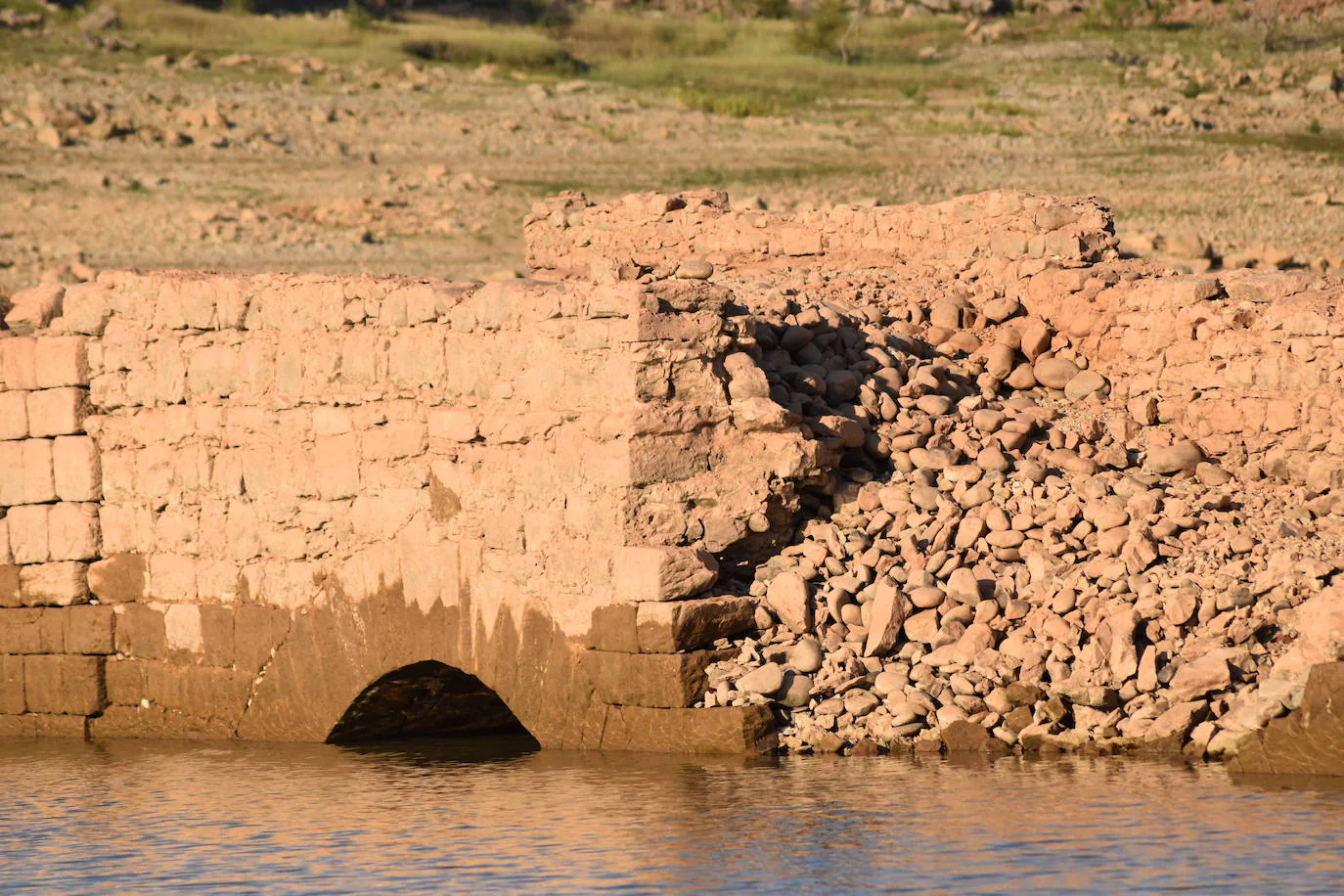 La sequía deja entrever en el embalse de Aguilar el desaparecido puente de Villanueva del Río