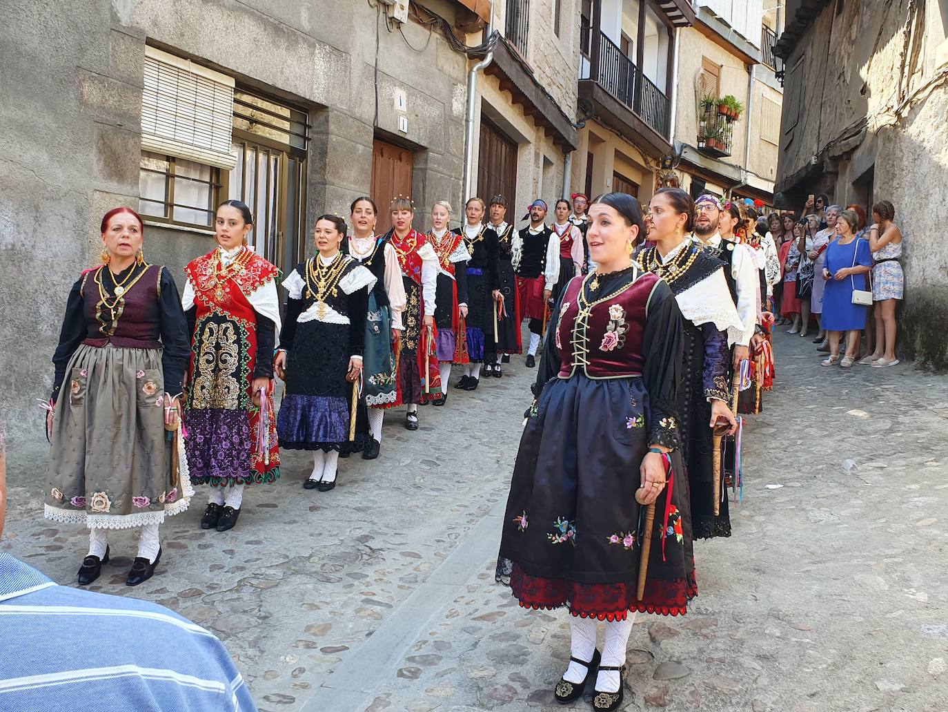 Fotos: Un treintena de danzarines y ramajeras de Cepeda arropan a San Bartolomé en su festividad