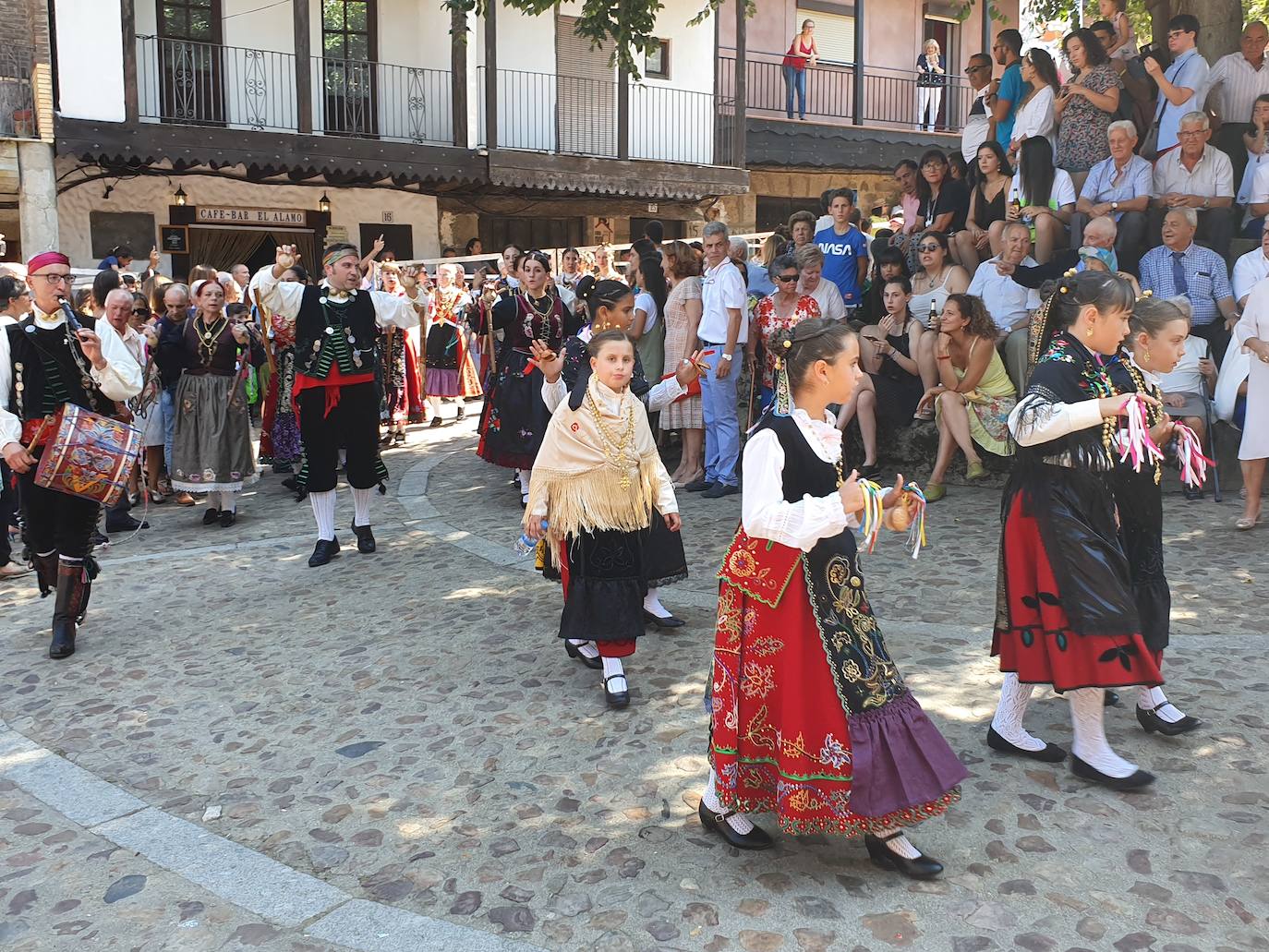 Fotos: Un treintena de danzarines y ramajeras de Cepeda arropan a San Bartolomé en su festividad