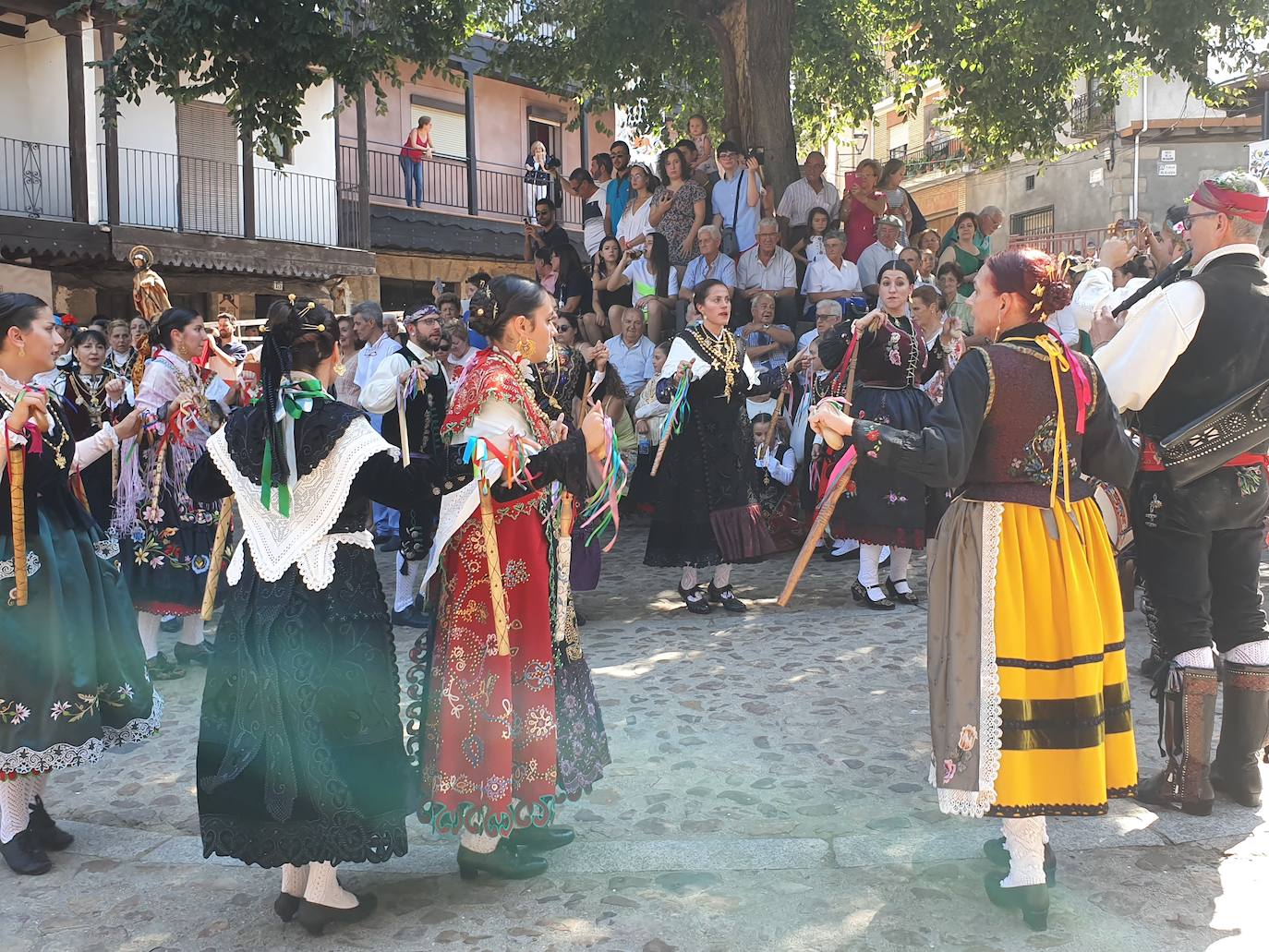 Fotos: Un treintena de danzarines y ramajeras de Cepeda arropan a San Bartolomé en su festividad