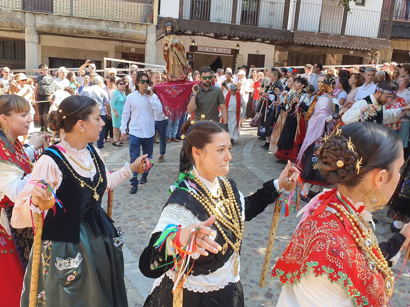 Fotos: Un treintena de danzarines y ramajeras de Cepeda arropan a San Bartolomé en su festividad