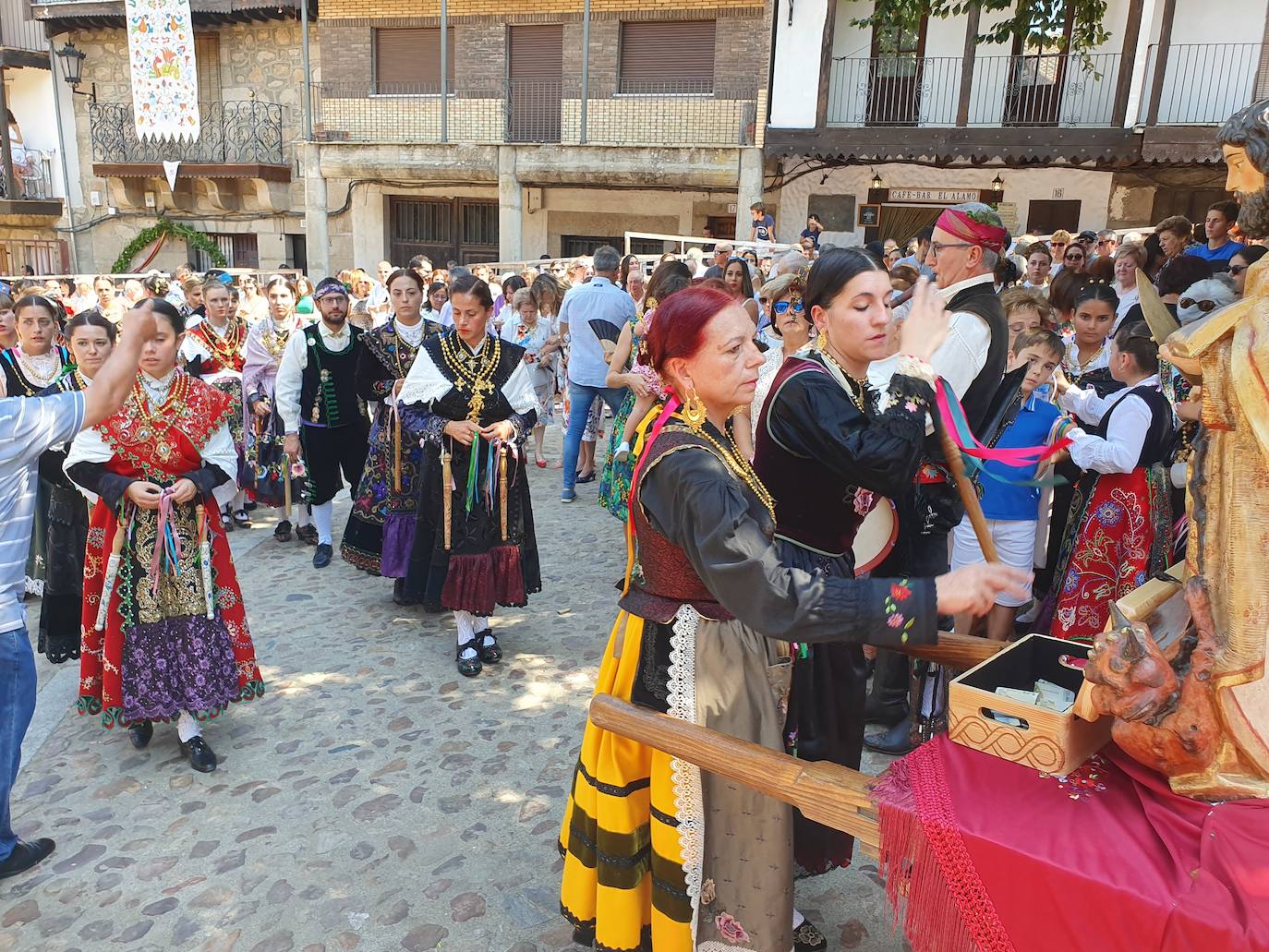 Fotos: Un treintena de danzarines y ramajeras de Cepeda arropan a San Bartolomé en su festividad