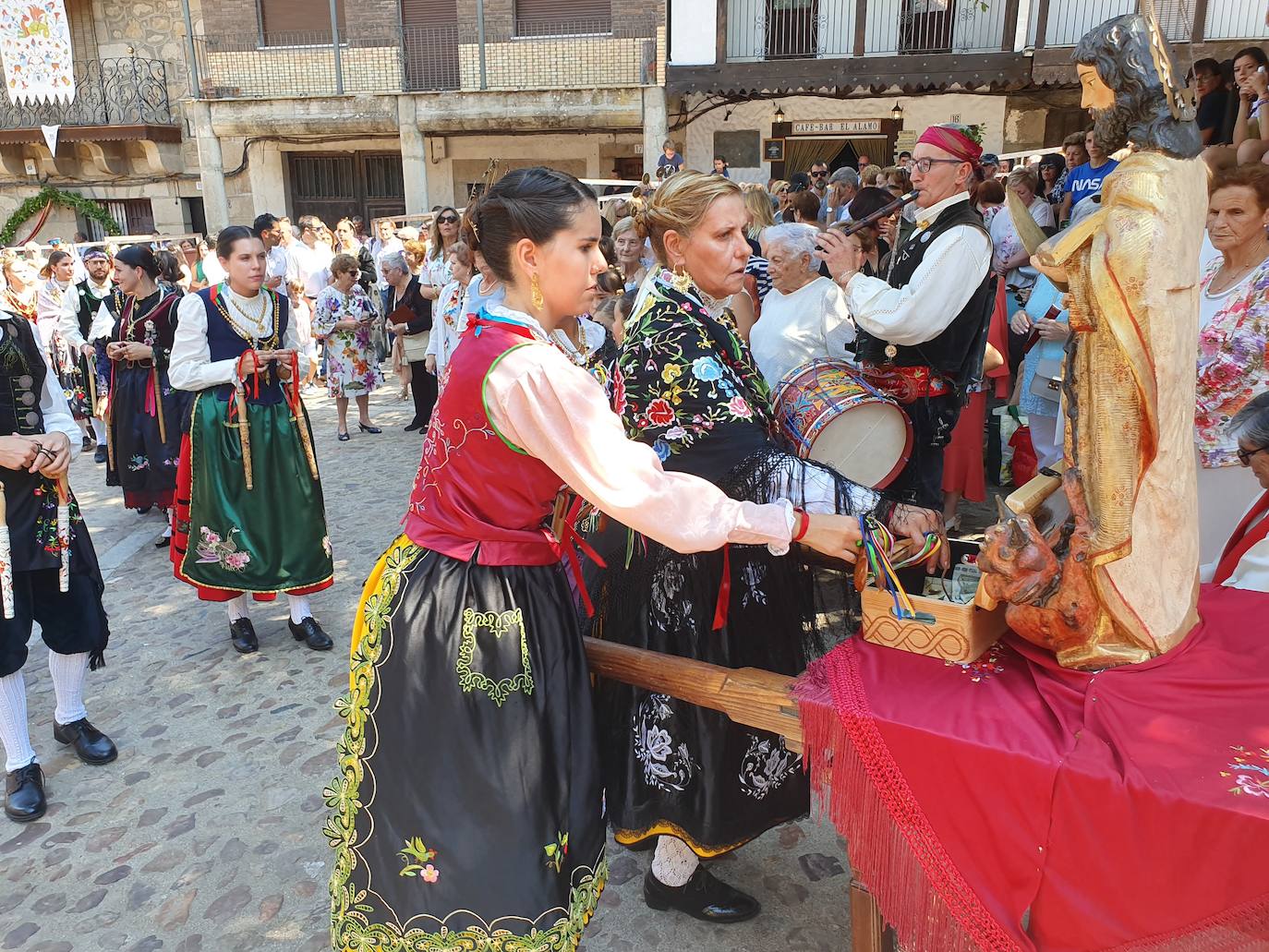 Fotos: Un treintena de danzarines y ramajeras de Cepeda arropan a San Bartolomé en su festividad