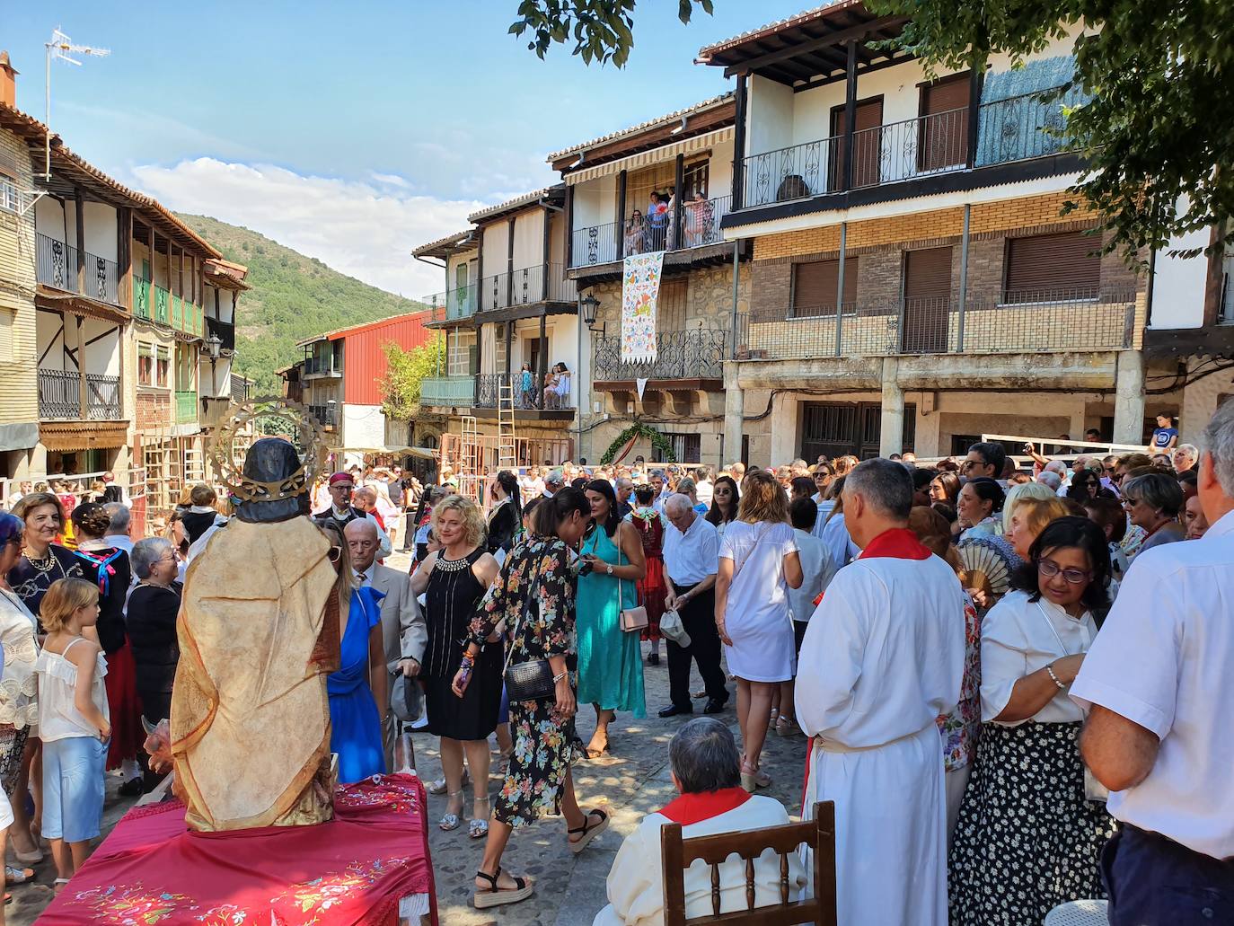 Fotos: Un treintena de danzarines y ramajeras de Cepeda arropan a San Bartolomé en su festividad