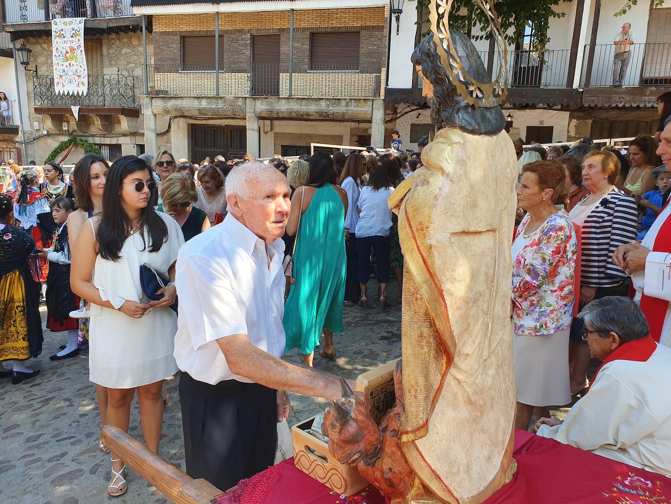 Fotos: Un treintena de danzarines y ramajeras de Cepeda arropan a San Bartolomé en su festividad