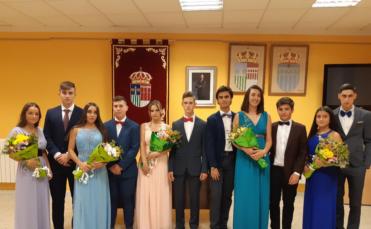 La reina y las damas de honor junto a sus jóvenes acompañantes. 